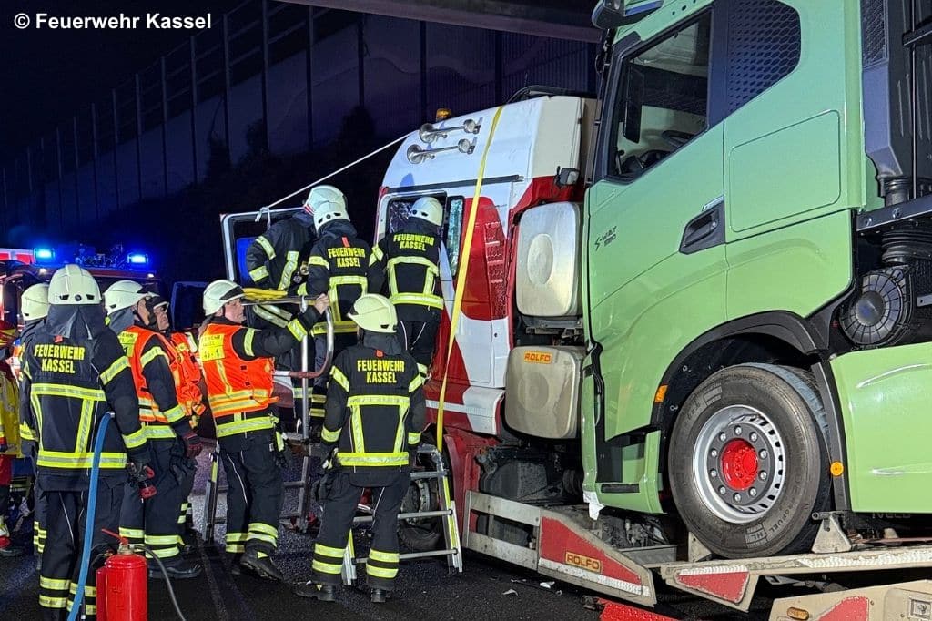 Einsatzkräfte am Lkw