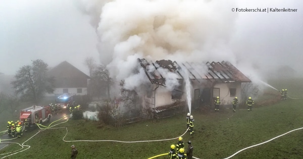 Auf einem Bauernhof in Fornach steht ein Nebengebäude in Vollbrand. Eine Person kommt in den Flammen ums Leben. Foto: Fotokerschi.at/Kaltenleitner