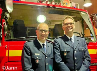 Jörn Sauermann (rechts) und Jan Peters (links) sind jetzt offiziell Amtsleiter und Stellvertreter der Feuerwehr Hamburg. Foto: Jann