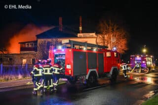 Das Feuer im Gasthof „Zur Alten Linde“ im Leisniger Ortsteil Minkwitz führt zu einem größeren Einsatz mehrere Feuerwehren. Foto: EHL Media/Thomas