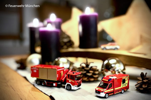 In der (Vor)Weihnachtszeit nehmen Wohnungsbrände zu. Deshalb ist Vorsicht im Umgang mit Kerzen geboten. Foto: Feuerwehr München