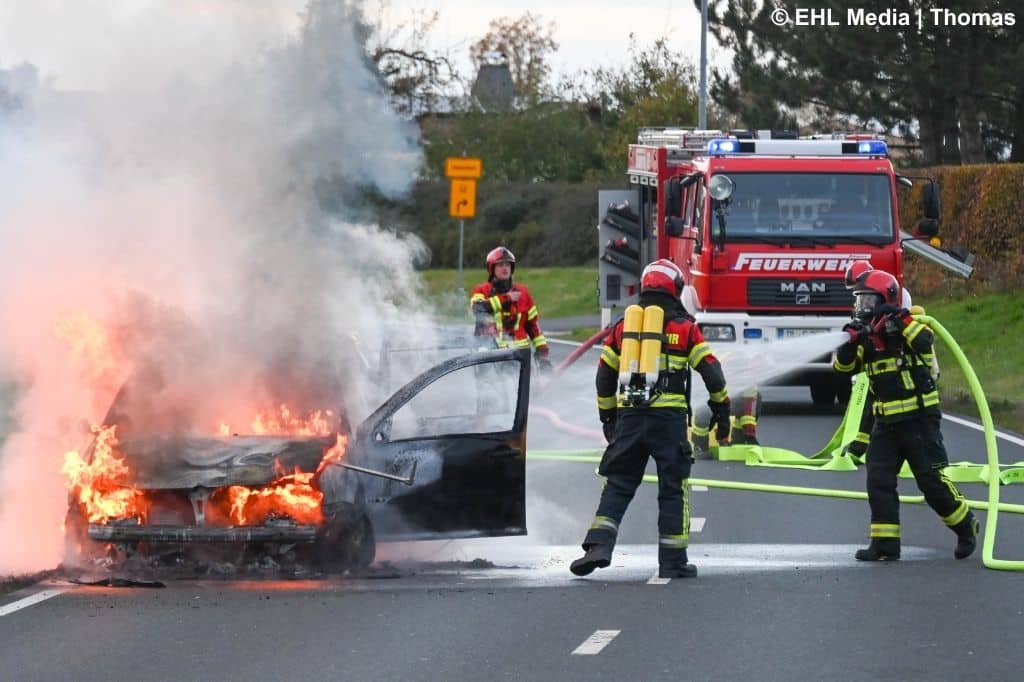 Feuerwehr löscht Pkw