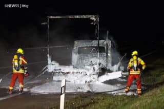 Um den Kleintransporter zu löschen, legt die Feuerwehr Eisfeld einen Schaumteppich aus. Das Fahrzeug brennt vollständig aus. Foto: NEWS5/Ittig