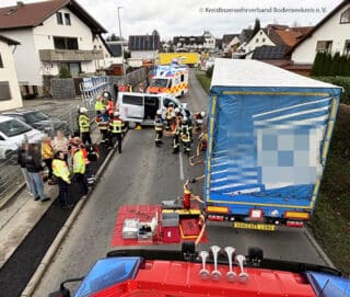 Im Bodenseekreis kollidiert der Kleinbus eines Kinderfahrdienstes mit einem Sattelzug. Der Fahrer stirbt an den Folgen des Unfalls. Foto: Kreisfeuerwehrverband Bodenseekreis e.V.