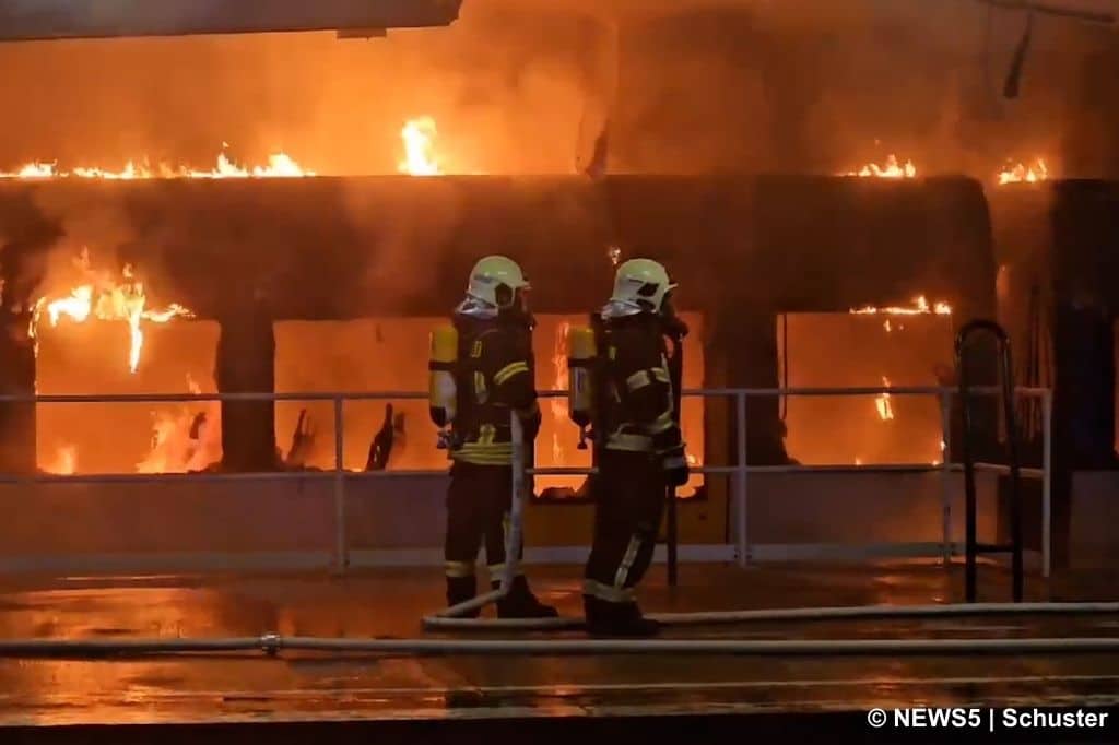 Zug steht in Flammen