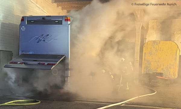 In Aurich brennt ein großes Wohnmobil unter einem Carport. Den Brand bringen die Feuerwehrkräfte schnell unter Kontrolle. Am Camper entsteht jedoch erheblicher Sachschaden. Foto: Freiwillige Feuerwehr Aurich 