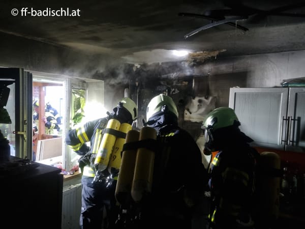 In Bad Ischl brennt es in der Küche eines Bauernhauses. Eine Katze schlägt Alarm. Die Feuerwehr führt Nachlöscharbeiten durch und entlüftet das Gebäude. Foto: ff-badischl.at 