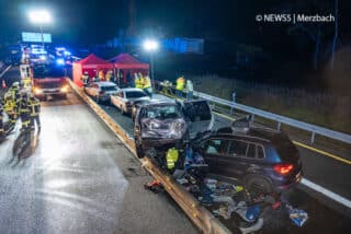 In der Nacht zum 20. Dezember 2024 kommt es auf der A3 zu einem schweren Unfall mit sieben beteiligten Fahrzeugen. Die Rettungskräfte sind mit einem Großaufgebot vor Ort, kommen wegen der Baustellensituation zum Teil aber nur schwer an die Unfallstelle heran. Foto: NEWS5/Merzbach