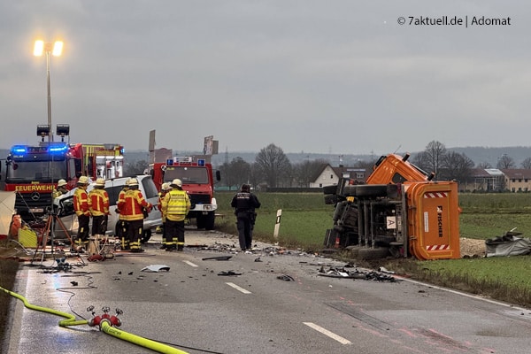 Bei einem schweren Verkehrsunfall im Kreis Esslingen (BW) kommt ein 82-jähriger Autofahrer ums Leben. Foto: 7aktuell.de/Adomat