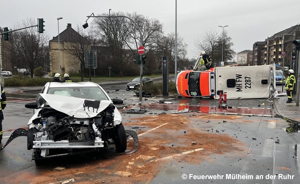 RTW nach Unfall auf Seite gekippt.