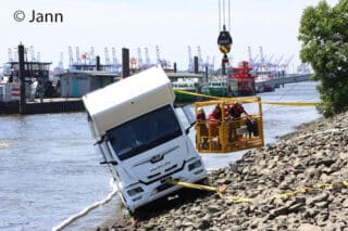 Im Kampf gegen die Flut hebt ein 70-Tonnen-Kran nach 4,5 Stunden harter Arbeit den Luxus-Liner aus der Elbe. Foto: Jann