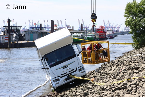 Im Kampf gegen die Flut hebt ein 300-Tonnen-Kran nach 4,5 Stunden harter Arbeit den Luxus-Liner aus der Elbe. Foto: Jann 