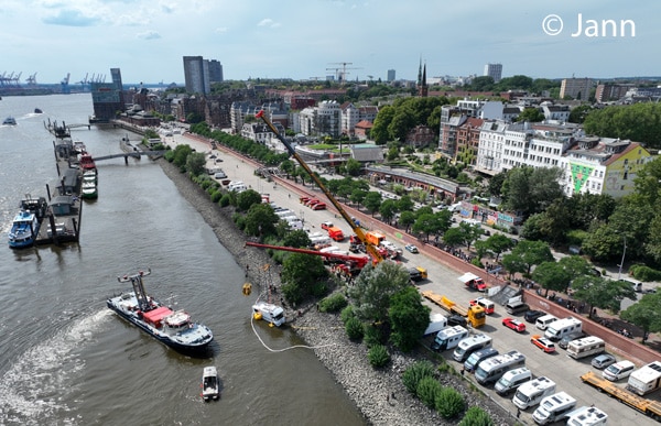 Am Hamburger Hafen rollt ein Wohnmobil in die Elbe. Es beginnt eine aufwendige Bergung. Foto: Jann