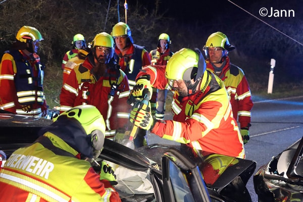 Ein 94-Jähriger verursachte einen schweren Verkehrsunfall und wird dabei in seinem Pkw eingeklemmt. Die Feuerwehr muss ihn aus dem Wagen schneiden. Foto: Jann