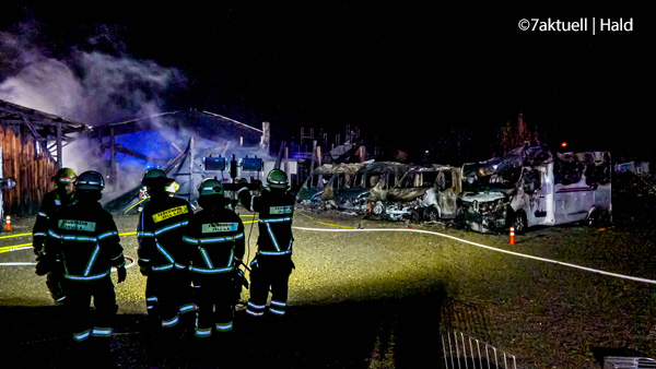 Bei einem Großfeuer in Bad Boll brennen zehn Wohnmobile und eine Halle ab. Foto: 7aktuell/Hald 