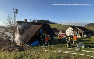 Im Bodenseekreis brennt ein landwirtschaftliches Anwesen. Die Einsatzkräfte mehrerer Feuerwehren können eine vollständige Zerstörung des Gebäudes verhindert. Foto: Kreisfeuerwehrverband Bodenseekreis e. V.