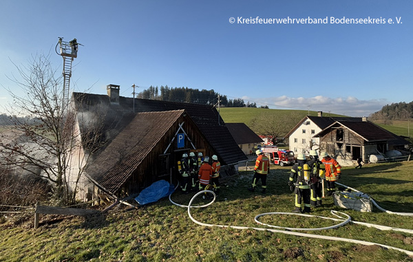 Im Bodenseekreis brennt ein landwirtschaftliches Anwesen. Die Einsatzkräfte mehrerer Feuerwehren können eine vollständige Zerstörung des Gebäudes verhindern. Foto: Kreisfeuerwehrverband Bodenseekreis e. V.