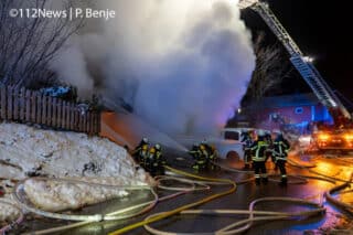 Das Feuer in einer Doppelgarage weitet sich zu einem Großbrand aus. Zahlreiche Einsatzkräfte können ein Übergreifen auf das angrenzende Wohnhaus verhindern. Foto: 112News/P. Benje