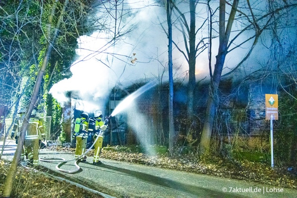 Nachdem eine 31-Jährige ein Lagerfeuer entfacht, gerät ein altes Bahngebäude in Vollbrand. Foto: 7aktuell.de/Lohse