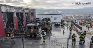 Beim Brand des Feuerwehrgerätehauses von Treffurt werden auch fünf Feuerwehrfahrzeuge zerstört. Es entsteht ein Millionenschaden. Foto: WichmannTV