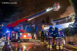 Beim Brand eines Einfamilienhauses in Hamburg-Hummelsbüttel werden zwei Personen schwer verletzt. Ein Mann wird mithilfe einer Drehleiter vor den Flammen gerettet. Wegen Einsturzgefahr des Gebäudes können die Einsatzkräfte nur im Außenangriff löschen. Foto: NEWS5 / Schröder