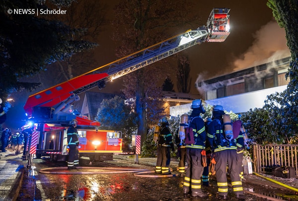 Beim Brand eines Einfamilienhauses in Hamburg-Hummelsbüttel werden zwei Personen schwer verletzt. Ein Mann wird mithilfe einer Drehleiter vor den Flammen gerettet. Wegen Einsturzgefahr des Gebäudes können die Einsatzkräfte nur im Außenangriff löschen. Foto: NEWS5/Schröder