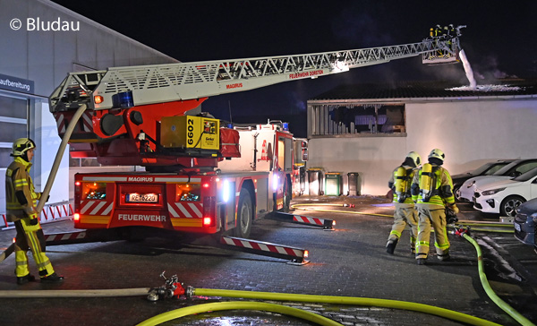 Das Feuer in einer Dorstener Lagerhalle bringen die Einsatzkräfte über Drehleitern und mit Löschschaum unter Kontrolle. Foto: Bludau