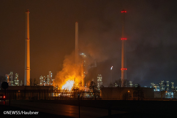 Ein Feuer auf dem Gelände der Bayernoil-Raffinerie in Neustadt an der Donau löst einen Großeinsatz von Feuerwehr- und Rettungskräften aus. Foto: NEWS5/Haubner 