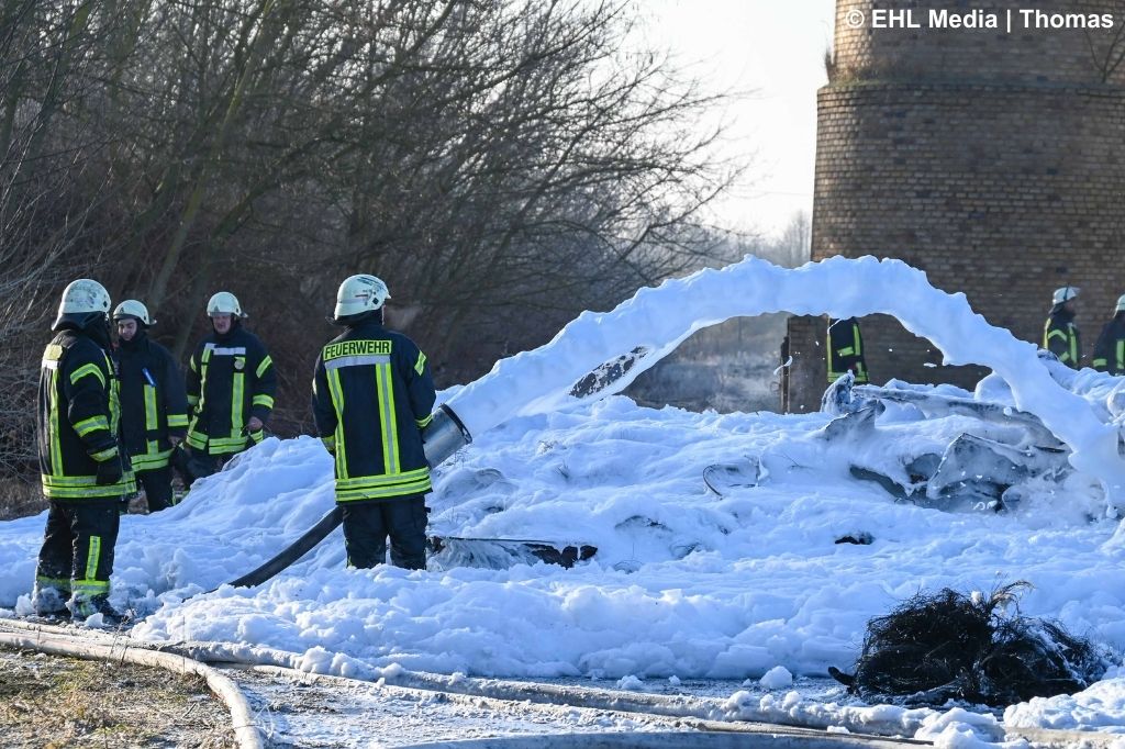 Feuerwehr löscht mit Schaum