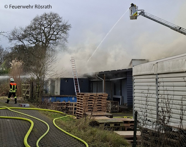 Das Feuer in einem Gewerbebetrieb in Rösrath bekämpfen die Kameraden auch über eine Drehleiter. Foto: Feuerwehr Rösrath