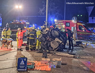 Nach einem schweren Verkehrsunfall schneiden Mitglieder der Feuerwehr München einen 23-Jährigen mit hydraulischem Rettungsgerät aus seinem Fahrzeug. Foto: Feuerwehr München