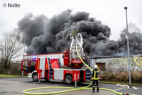 Mit einem massiven Löschangriff vom Boden und über die Drehleitern bringen die Einsatzkräfte das Feuer in einer Kfz-Werkstatt in Wees nach einer reichlichen Stunde unter Kontrolle. Foto: Nolte