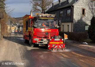 Havarie in Ostthüringen: Zur Beseitigung von etwa 1.000 Liter Altöl, die sich auf 2 Kilometer verteilt haben, kommen Spezialfahrzeuge zum Einsatz. Foto: NEWS5/Fricke