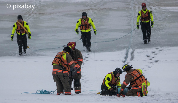 Bei frostigem Winterwetter wird die Eisrettung Thema bei der Feuerwehr. Foto: pixabay