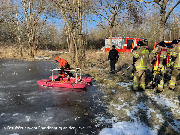 Die Feuerwehr Brandenburg übt im Rahmen ihrer wöchentlichen Ausbildung die Eisrettung. Foto: Berufsfeuerwehr Brandenburg an der Havel