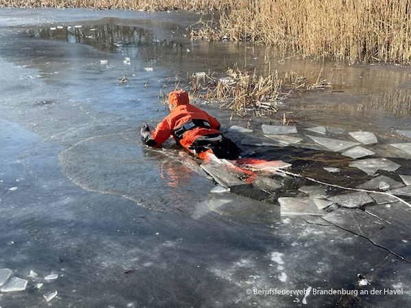 Die Feuerwehr rät unbedingt zur Eigensicherung bei einer Eisrettung und übt diese auch. Foto: Berufsfeuerwehr Brandenburg an der Havel