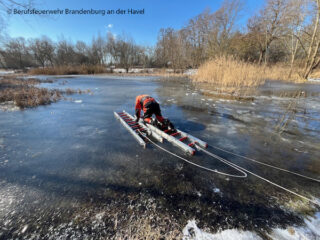 Die Feuerwehr rät auch Ersthelfern, geeignete Hilfsmitte, wie zum Beispiel Leitern, einzusetzen, aber immer an den Selbstschutz zu denken. Foto: Berufsfeuerwehr Brandenburg an der Havel