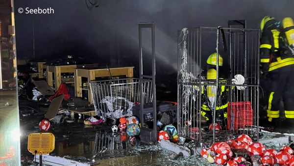 Die Löscharbeiten in einer Woolworth-Filiale in Frankfurt-Hoechst erweisen sich als langwierig. Foto: Seeboth