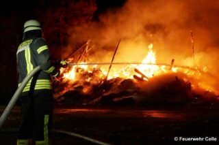 Einsatzkraft bei der Brandbekämpfung