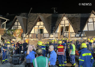 Das eingestürzte Hotel in Kröv. 250 Kräfte sind stundenlang mit der Rettung von neun Verschütteten im Einsatz. Foto: NEWS5