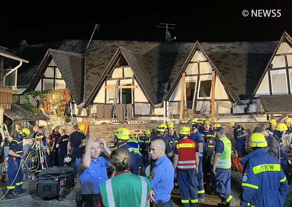 Das eingestürzte Hotel in Kröv. 250 Kräfte sind stundenlang zur Rettung von neun Verschütteten im Einsatz. Foto: NEWS5