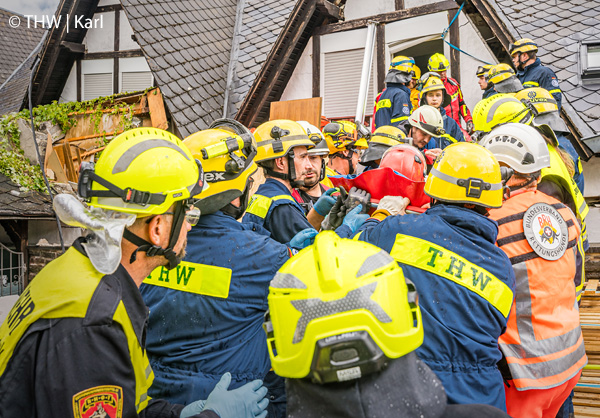 Nach etwa 10 Stunden werden die ersten Personen aus den Trümmern des Hotels gerettet. Foto: THW/Karl