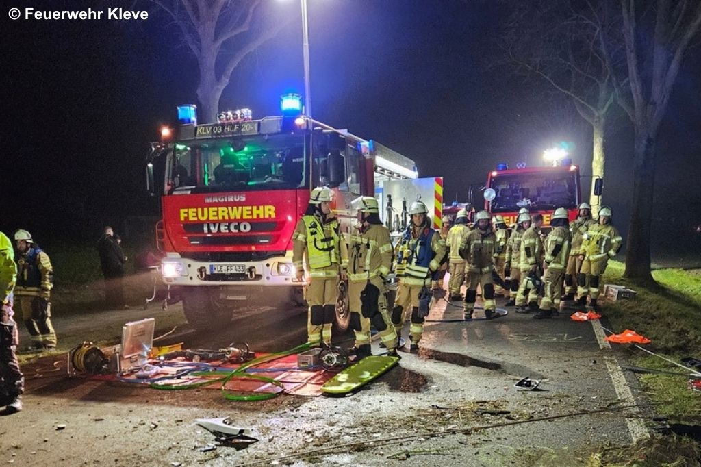 Feuerwehr-Fahrzeug und Einsatzkräfte