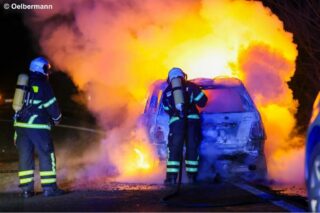 Feuerwehr löscht Pkw