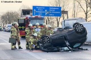 Verunfallter schwarzer Pkw