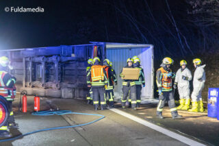 Auf der A7 bei Fulda kommt es zu einem schwerer Gefahrgut-Unfall. Die Einsatzkräfte müssen den mit Farben und Lacken beladenen Lkw zum Teil in Schutzanzügen und unter Atemschutz händisch entladen.  Foto: Fuldamedia