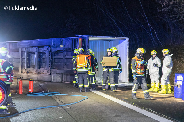 Auf der A7 bei Fulda kommt es zu einem schwerer Gefahrgut-Unfall. Die Einsatzkräfte müssen den mit Farben und Lacken beladenen Lkw zum Teil in Schutzanzügen und unter Atemschutz händisch entladen. Foto: Fuldamedia