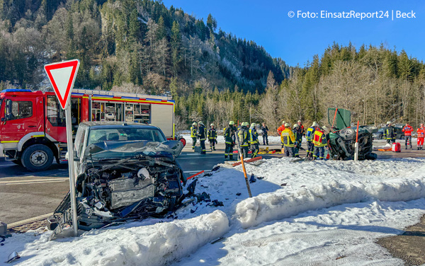 Bei einem Verkehrsunfall im Kreis Oberallgäu überschlägt sich eine 86-Jährige mit ihrem Geländewagen und muss mit schwerem technischem Gerät befreit werden. Foto: EinsatzReport24/Beck