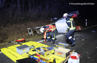 Nach einem schweren Zusammenstoß mit einem Mercedes müssen Feuerwehrkräfte den Fahrer eines Traktors mit hydraulischem Rettungsgerät befreien. Foto: Pressefotografie24/Götz