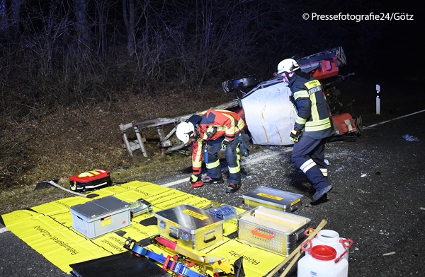 Nach einem schweren Zusammenstoß mit einem Mercedes müssen Feuerwehrkräfte den Fahrer eines Traktors mit hydraulischem Rettungsgerät befreien. Foto: Pressefotografie24/Götz 